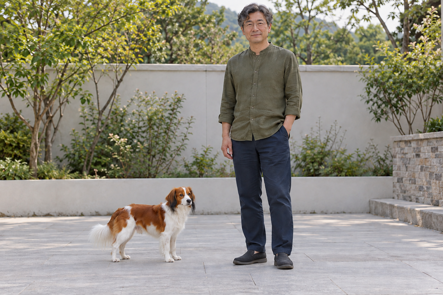 보호자 옆에 선 성견 코이커혼제의 몸과 귀끝 장식털